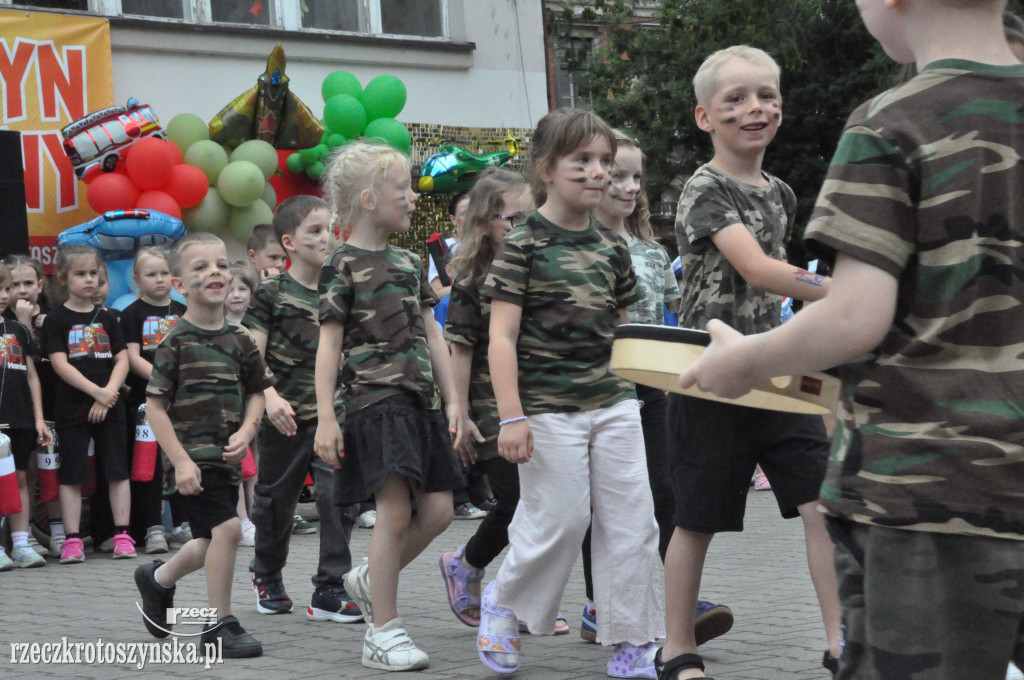 Przedszkolaki jako policjanci i żołnierze
