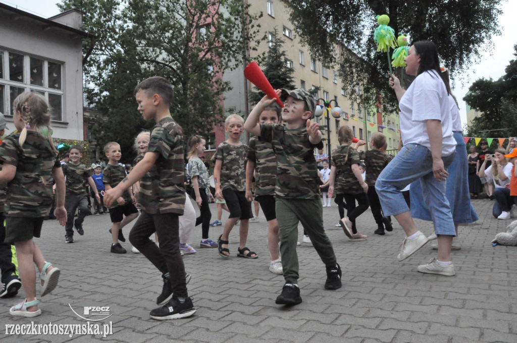 Przedszkolaki jako policjanci i żołnierze