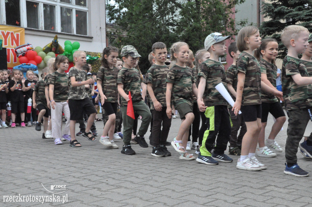 Przedszkolaki jako policjanci i żołnierze