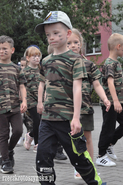 Przedszkolaki jako policjanci i żołnierze