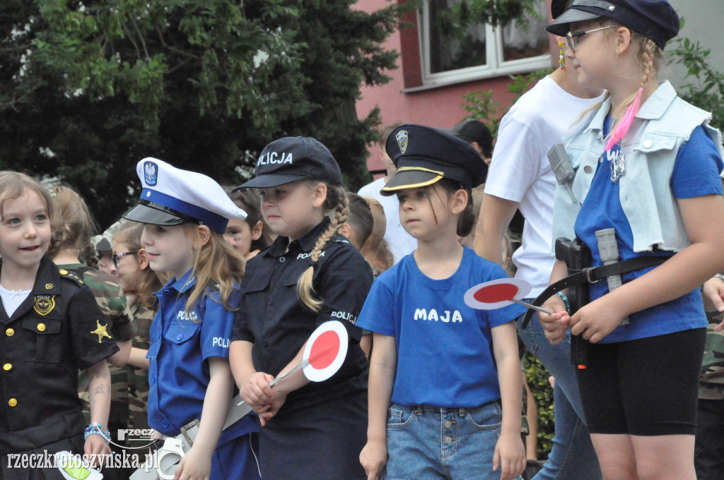 Przedszkolaki jako policjanci i żołnierze