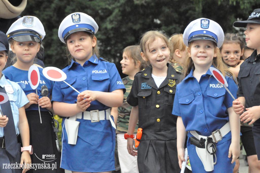 Przedszkolaki jako policjanci i żołnierze