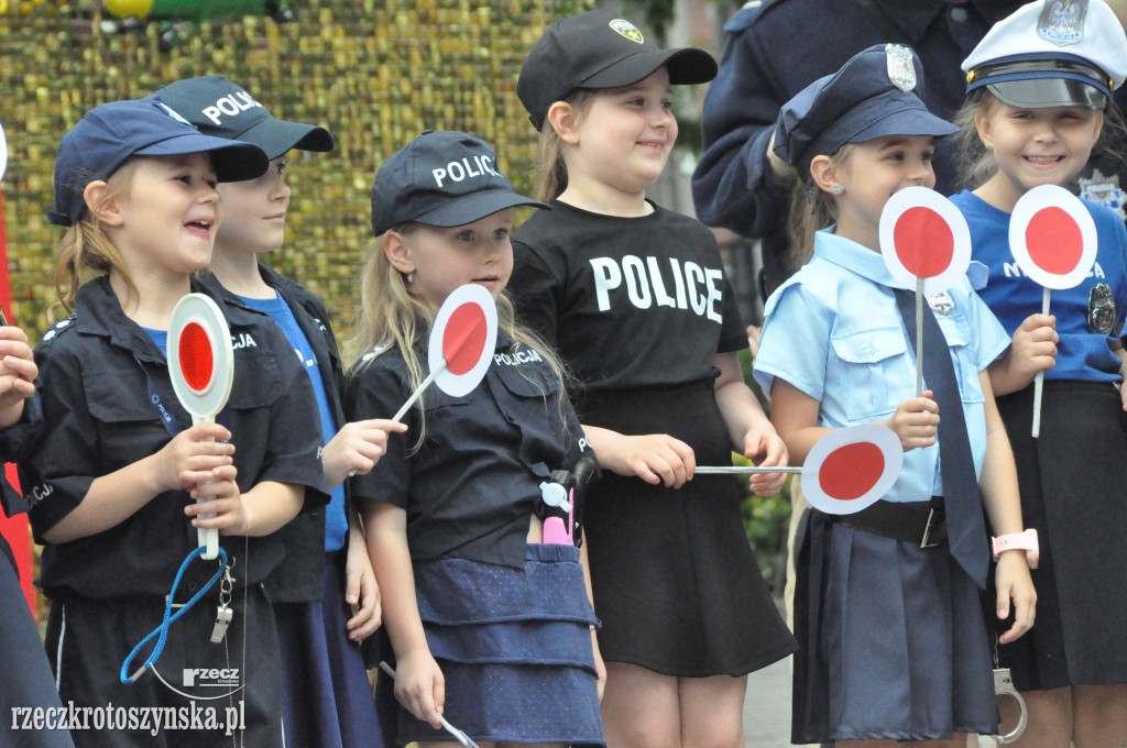 Przedszkolaki jako policjanci i żołnierze