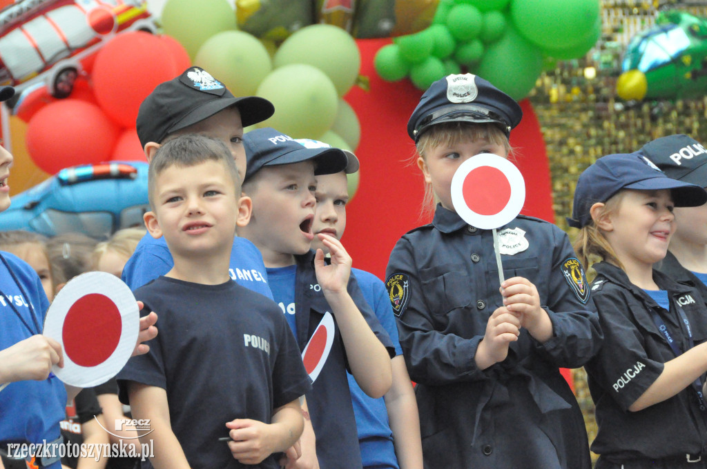 Przedszkolaki jako policjanci i żołnierze