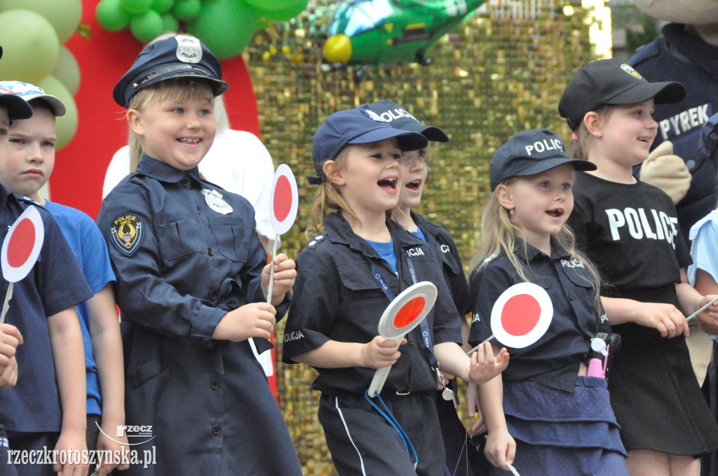 Przedszkolaki jako policjanci i żołnierze