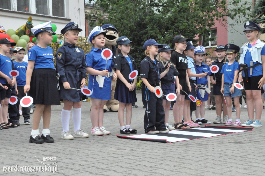 Przedszkolaki jako policjanci i żołnierze
