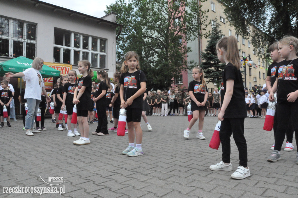 Przedszkolaki jako policjanci i żołnierze