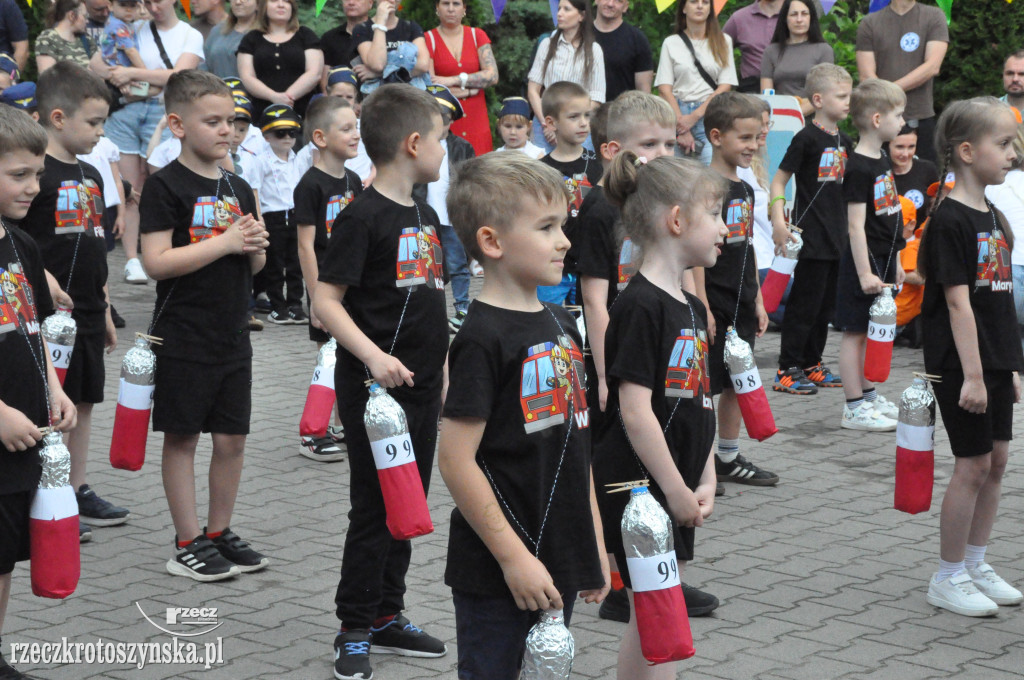 Przedszkolaki jako policjanci i żołnierze