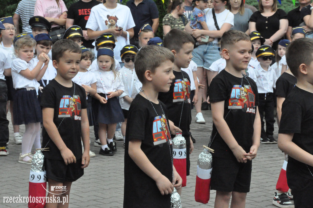 Przedszkolaki jako policjanci i żołnierze