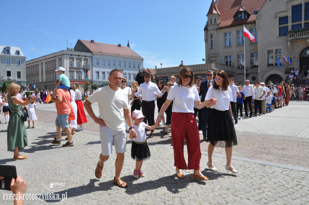 Zatańczyli poloneza z okazji 610-lecia Krotoszyna