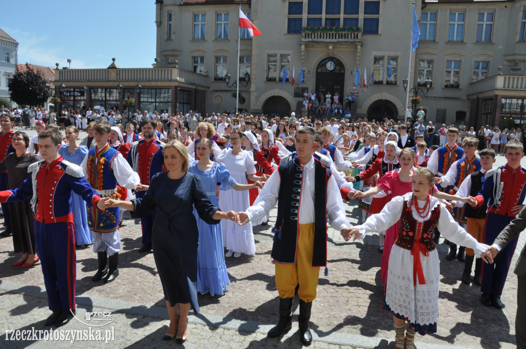 Zatańczyli poloneza z okazji 610-lecia Krotoszyna
