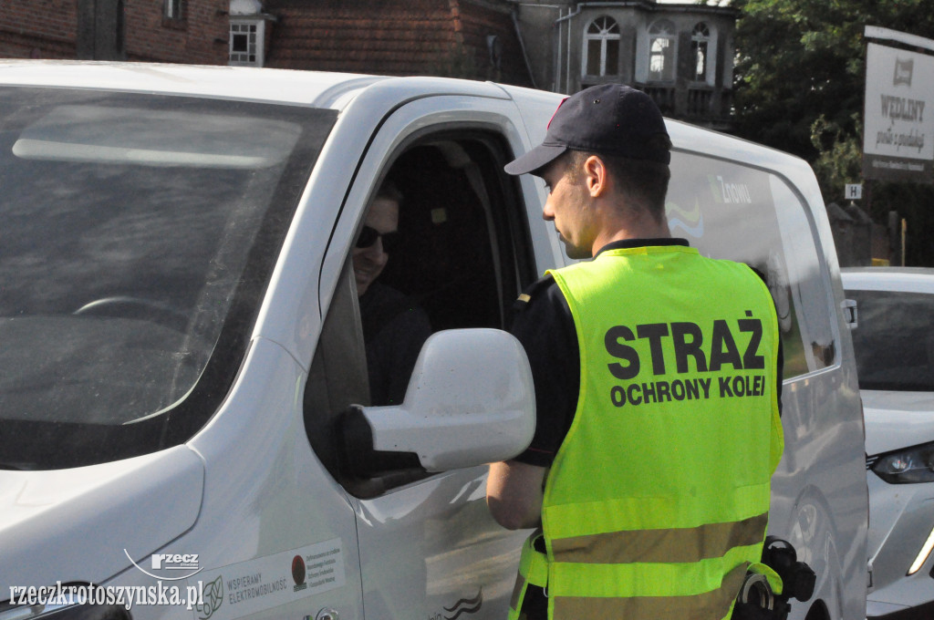 Akcja ulotkowa przy przejeździe kolejowym