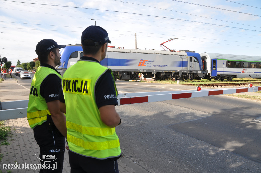 Akcja ulotkowa przy przejeździe kolejowym