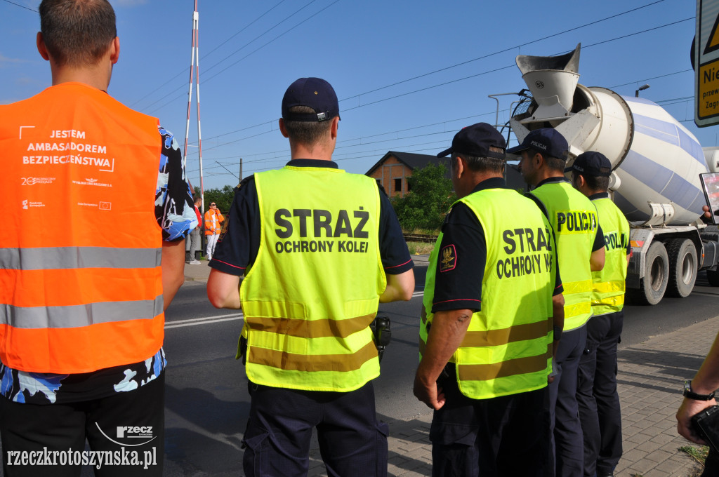 Akcja ulotkowa przy przejeździe kolejowym