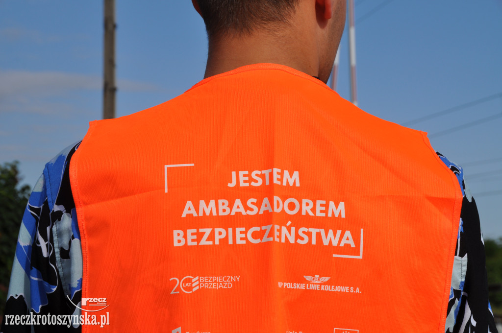 Akcja ulotkowa przy przejeździe kolejowym