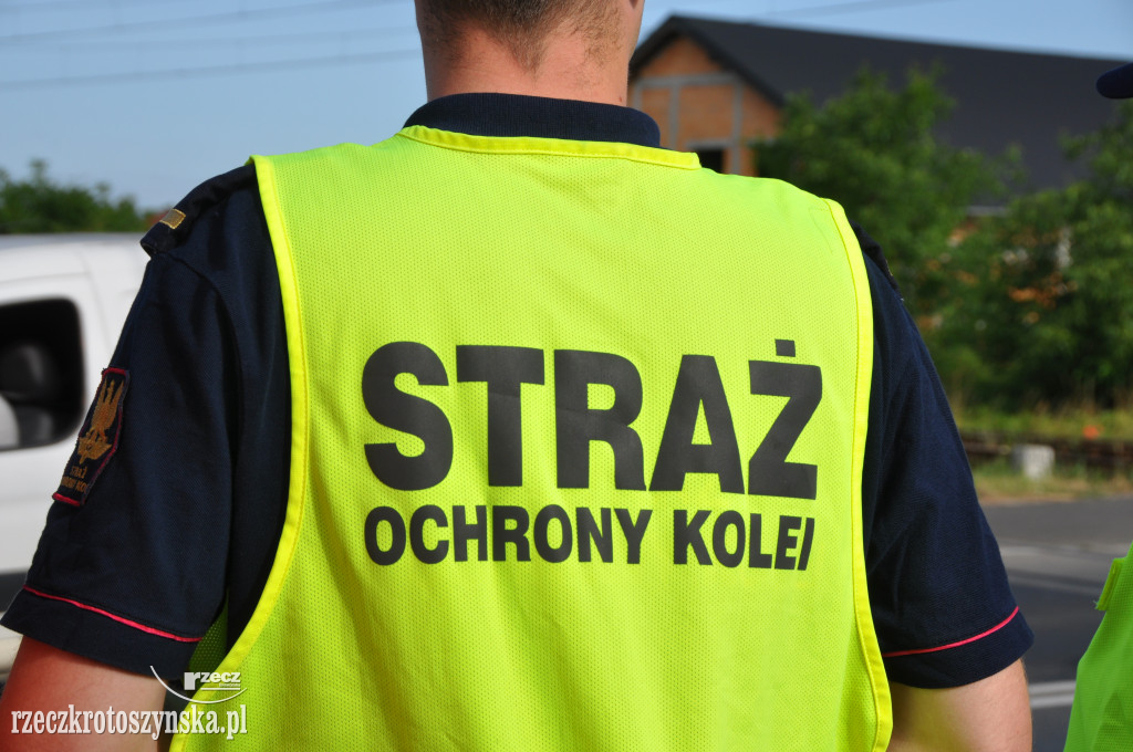 Akcja ulotkowa przy przejeździe kolejowym