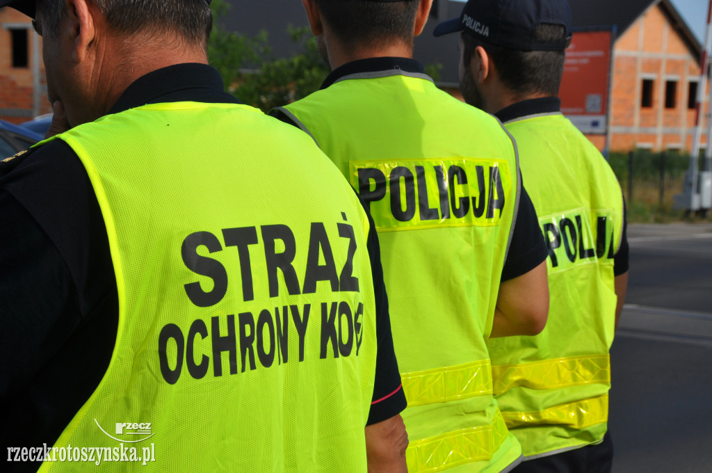 Akcja ulotkowa przy przejeździe kolejowym