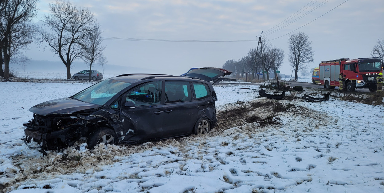 Wypadek w Nowej Wsi. Samochód rozwalił kapliczkę