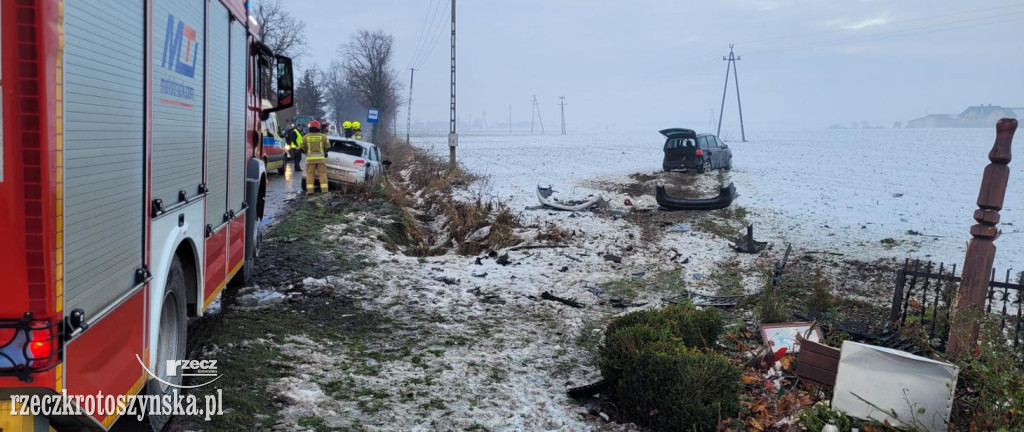 Wypadek w Nowej Wsi. Samochód rozwalił kapliczkę
