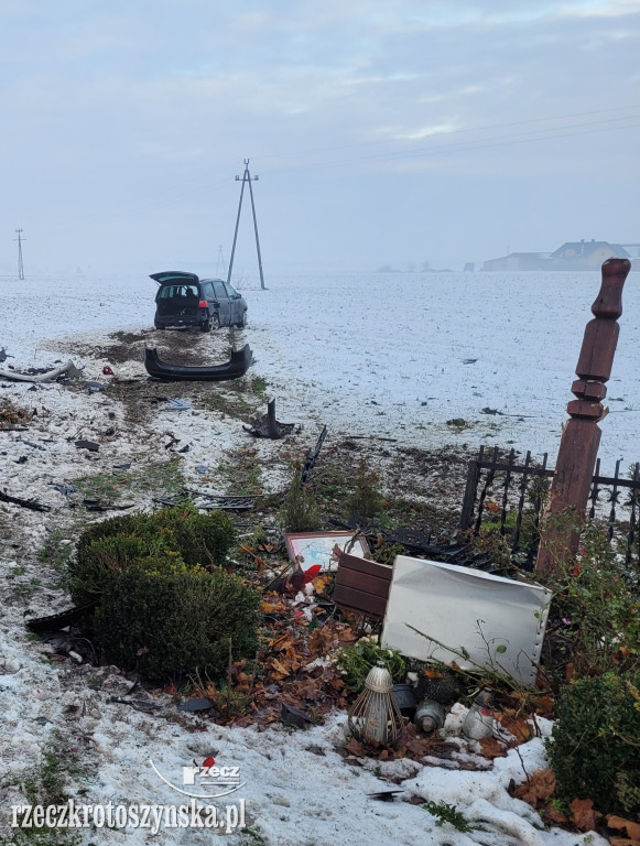 Wypadek w Nowej Wsi. Samochód rozwalił kapliczkę