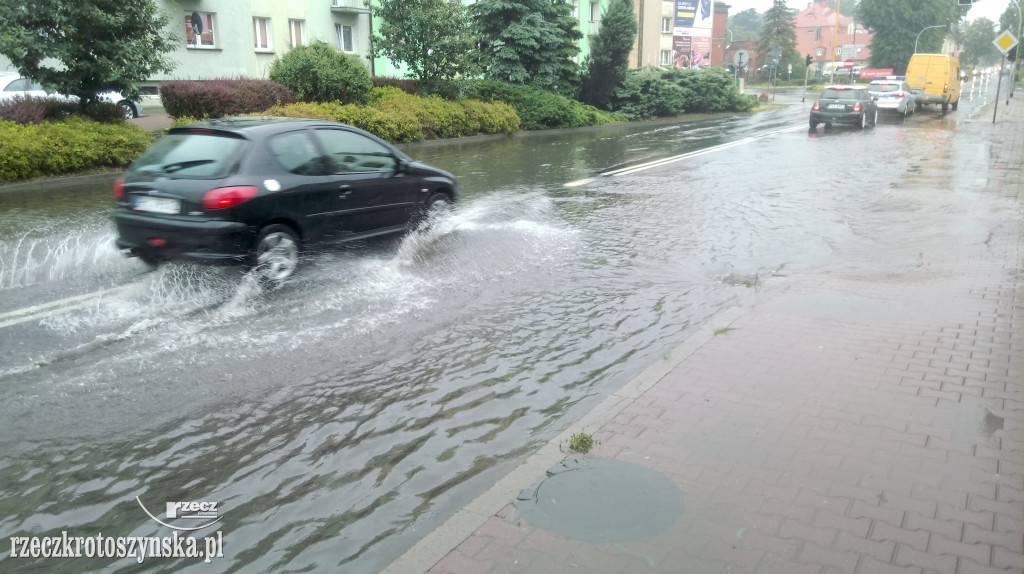 Zalało drogi, posesje i tereny szkolne