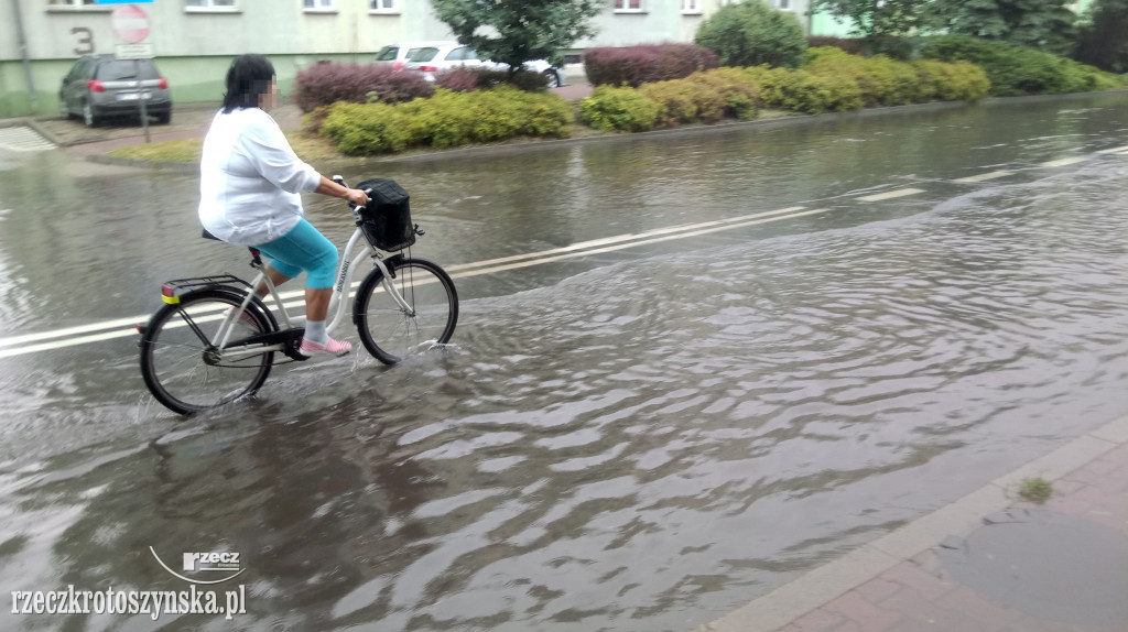 Zalało drogi, posesje i tereny szkolne