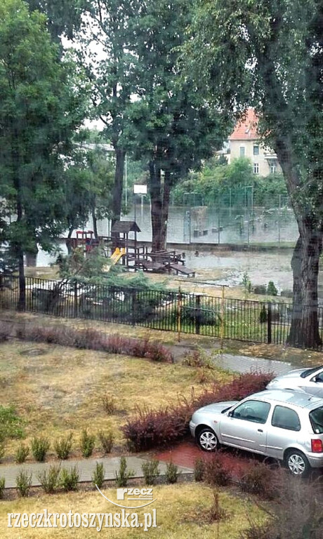 Zalało drogi, posesje i tereny szkolne