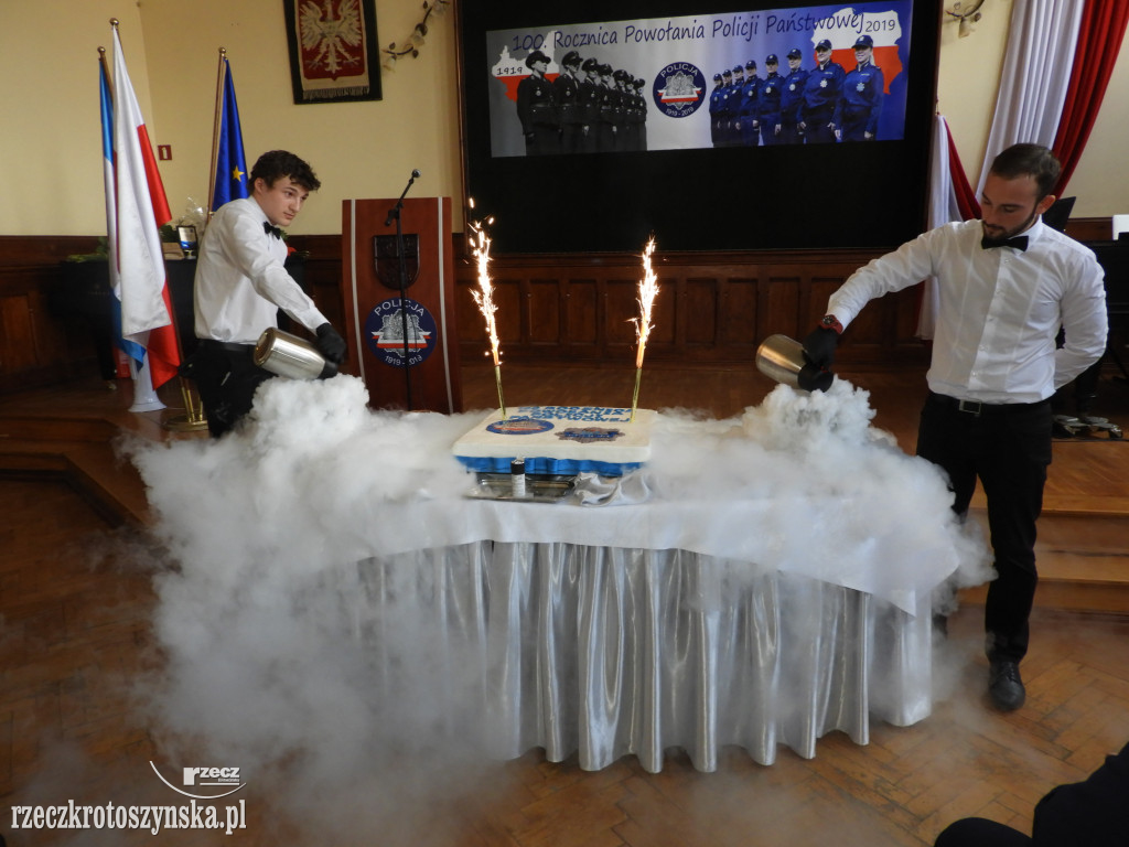 Huczne urodziny policji