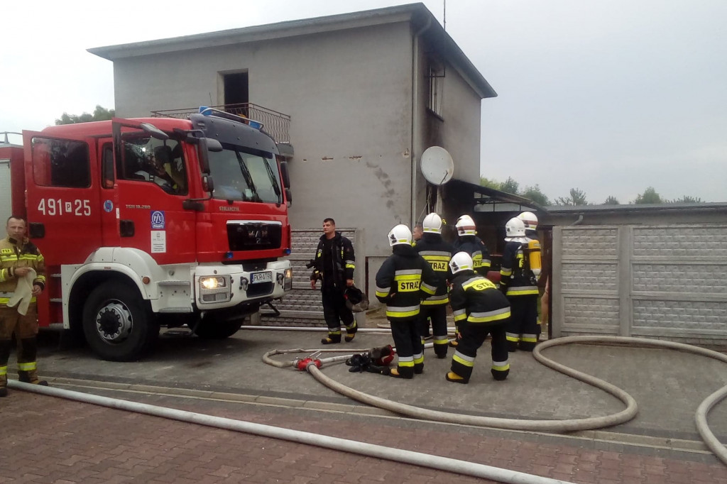 Pożar domu w Kobylinie spowodowany przez uderzenie pioruna