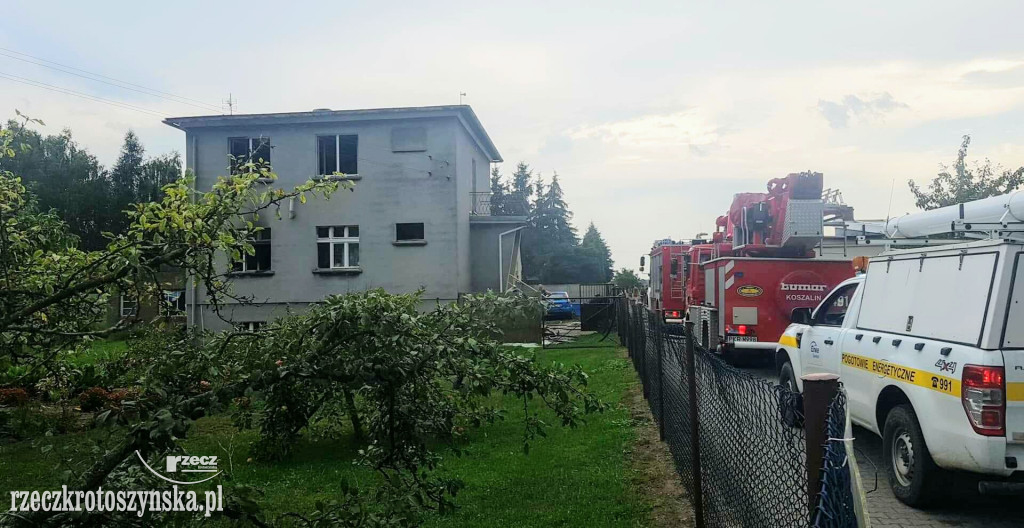 Pożar domu w Kobylinie spowodowany przez uderzenie pioruna