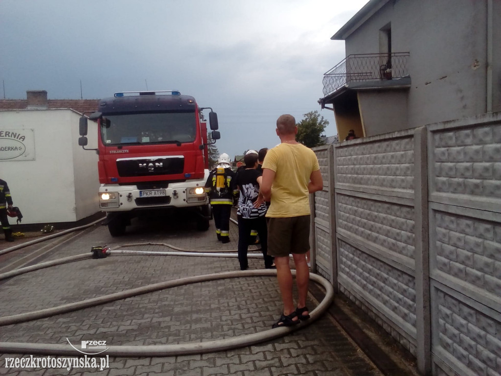 Pożar domu w Kobylinie spowodowany przez uderzenie pioruna