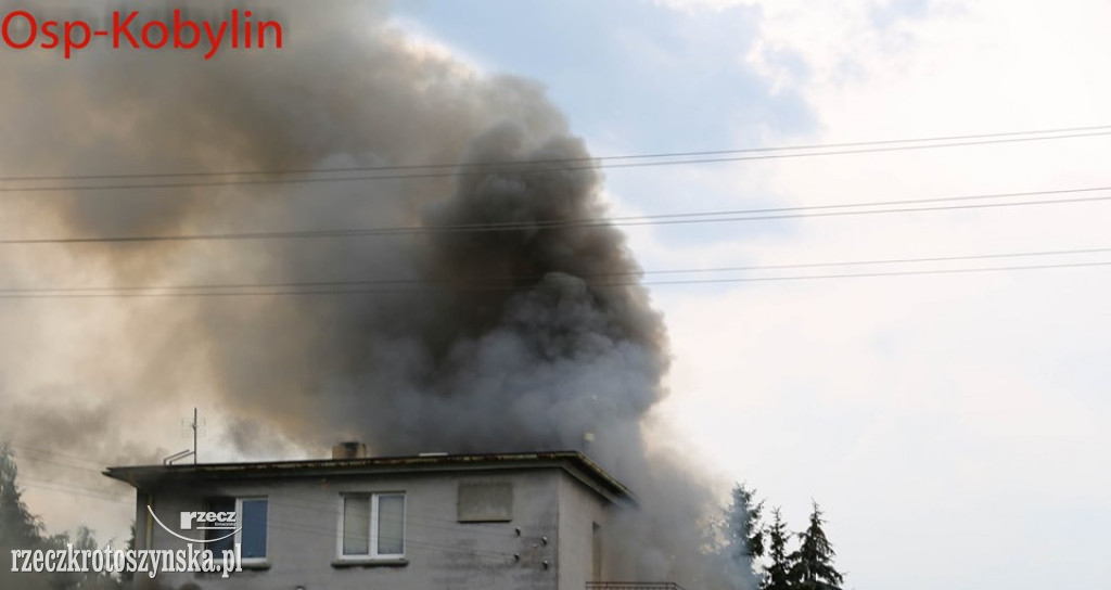 Pożar domu w Kobylinie spowodowany przez uderzenie pioruna