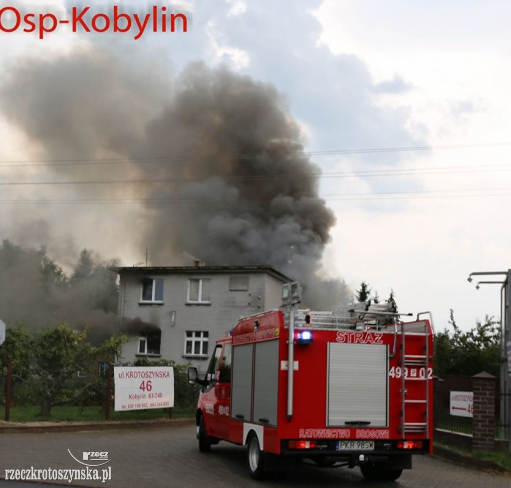 Pożar domu w Kobylinie spowodowany przez uderzenie pioruna