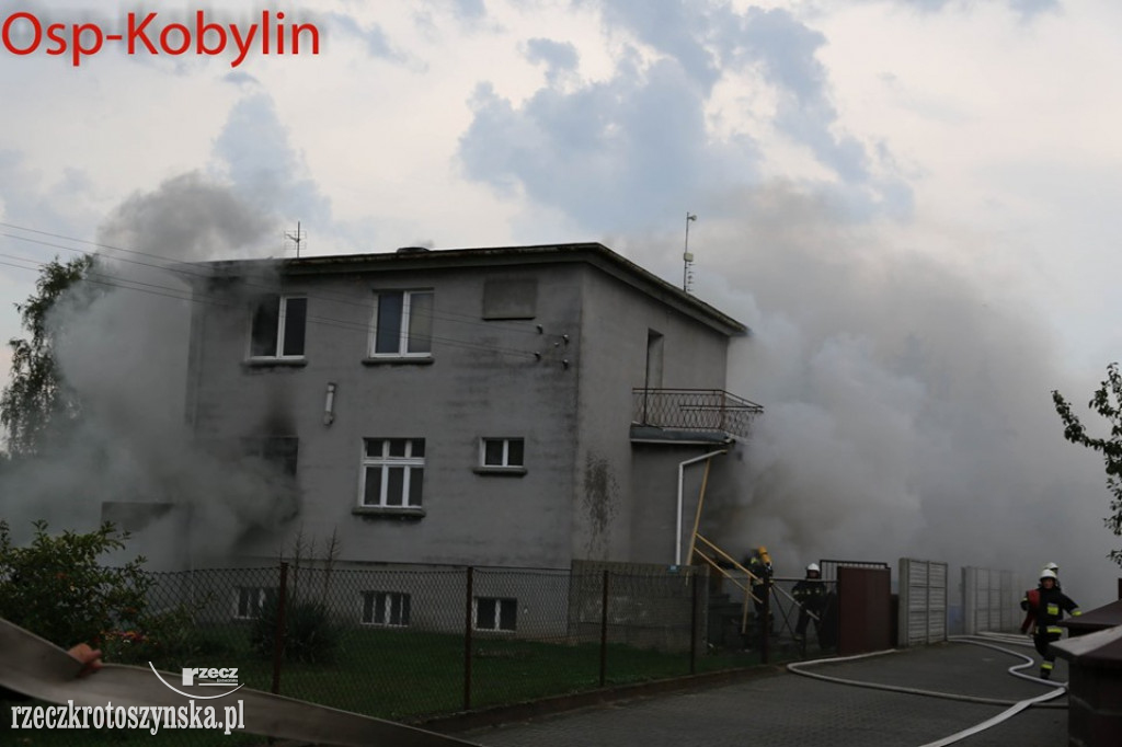 Pożar domu w Kobylinie spowodowany przez uderzenie pioruna