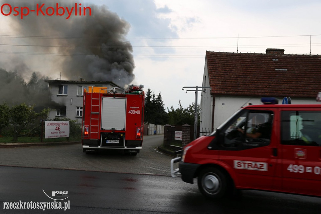 Pożar domu w Kobylinie spowodowany przez uderzenie pioruna