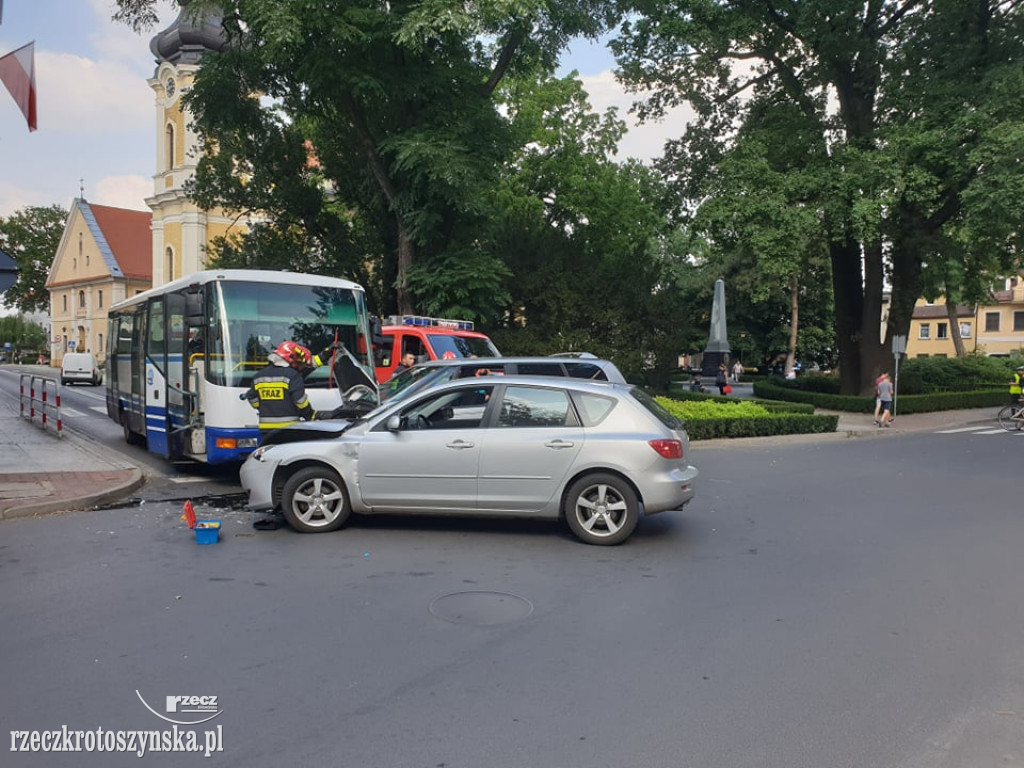 Zderzenie autobusu z dwoma samochodami