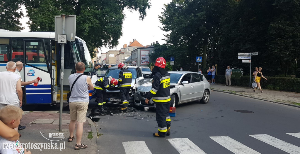 Zderzenie autobusu z dwoma samochodami