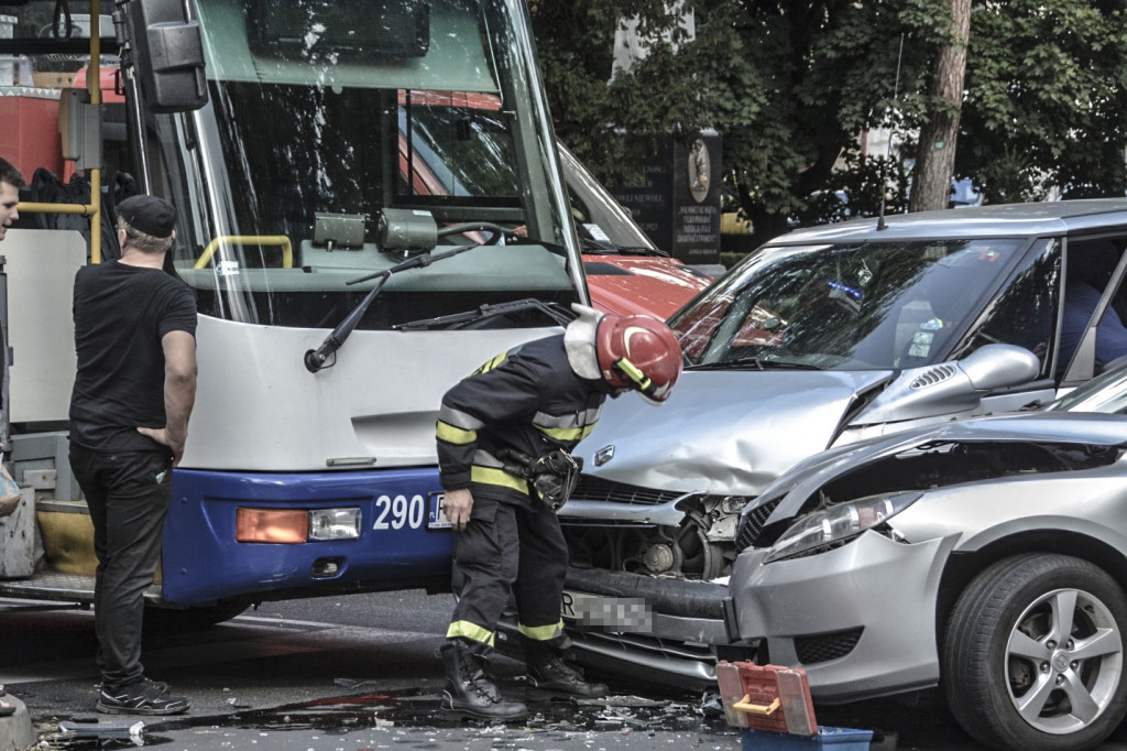 Zderzenie autobusu z dwoma samochodami