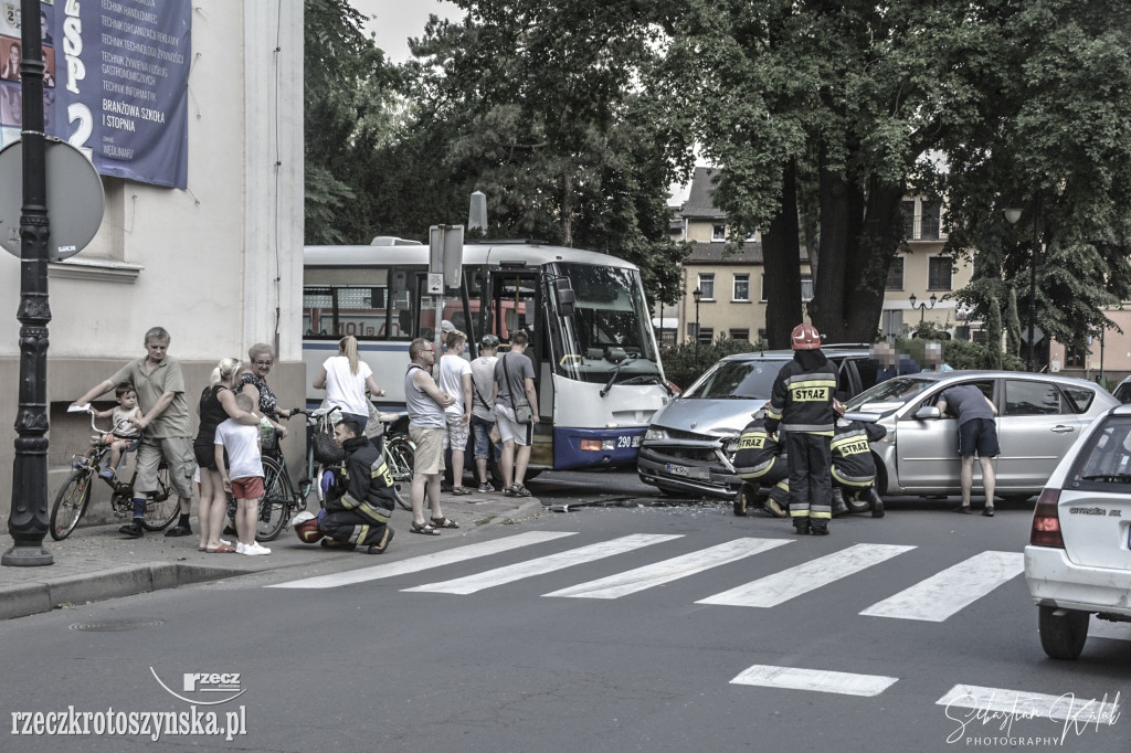 Zderzenie autobusu z dwoma samochodami