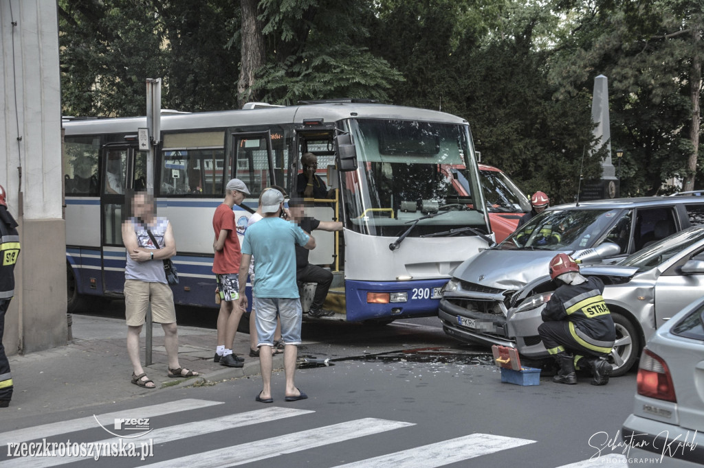 Zderzenie autobusu z dwoma samochodami