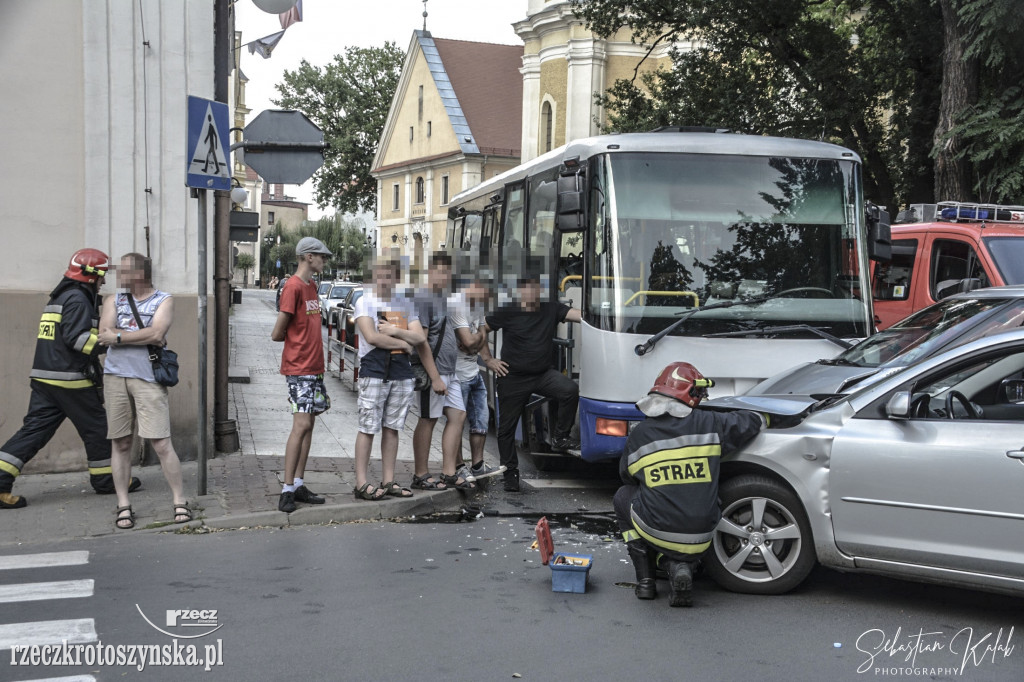 Zderzenie autobusu z dwoma samochodami