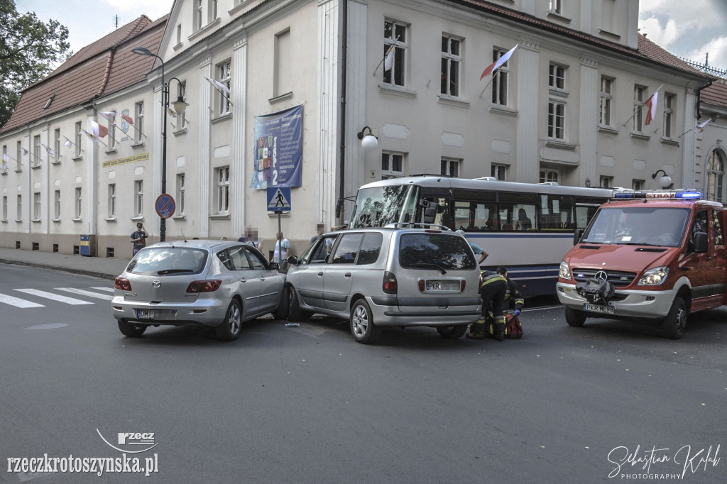 Zderzenie autobusu z dwoma samochodami