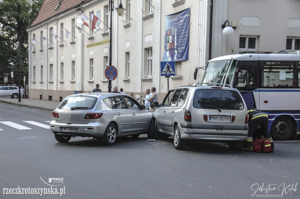 Zderzenie autobusu z dwoma samochodami