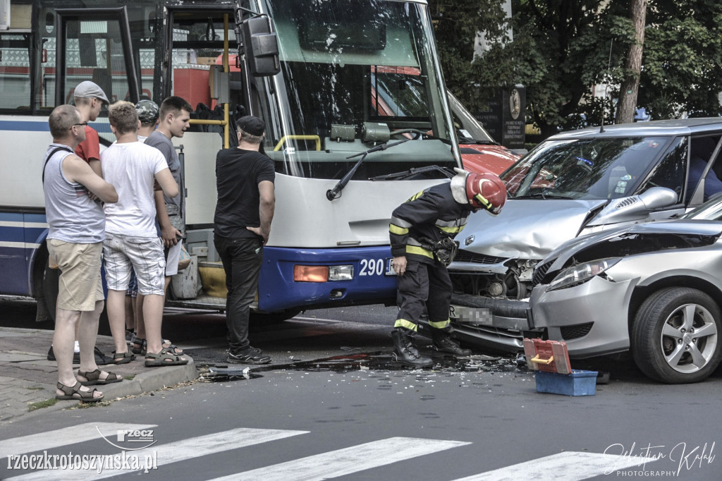 Zderzenie autobusu z dwoma samochodami