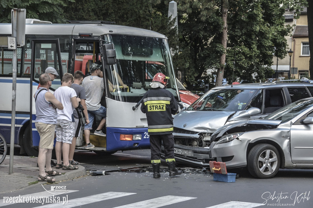 Zderzenie autobusu z dwoma samochodami