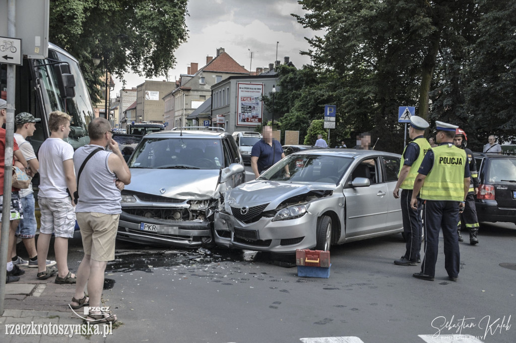 Zderzenie autobusu z dwoma samochodami