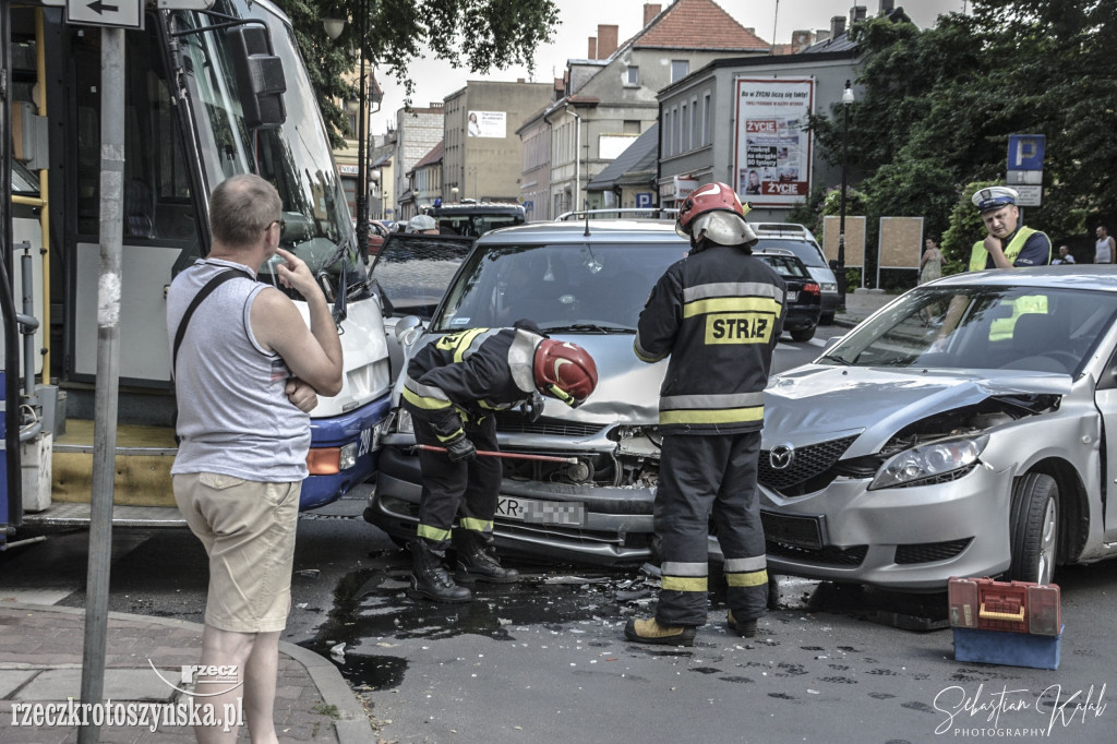 Zderzenie autobusu z dwoma samochodami