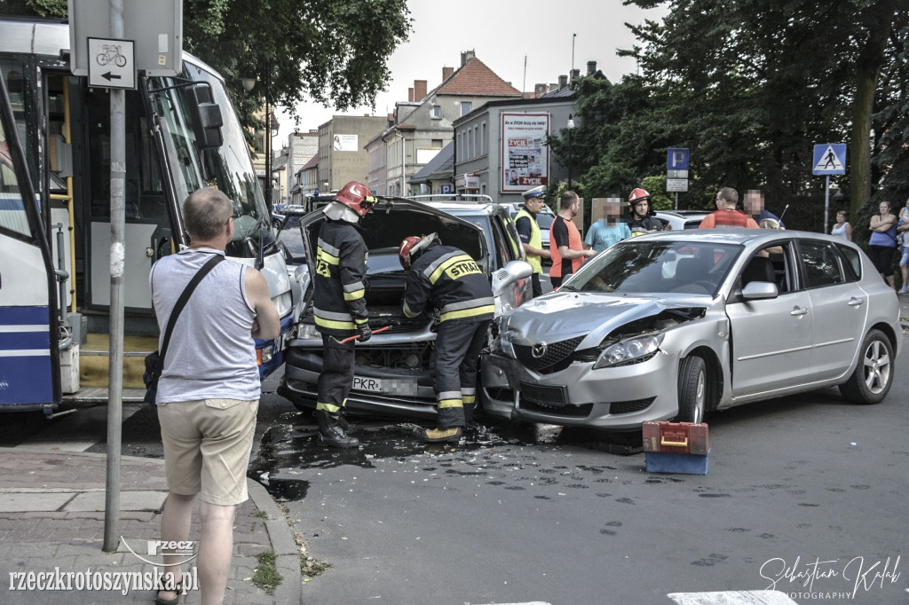 Zderzenie autobusu z dwoma samochodami