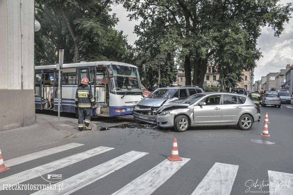 Zderzenie autobusu z dwoma samochodami