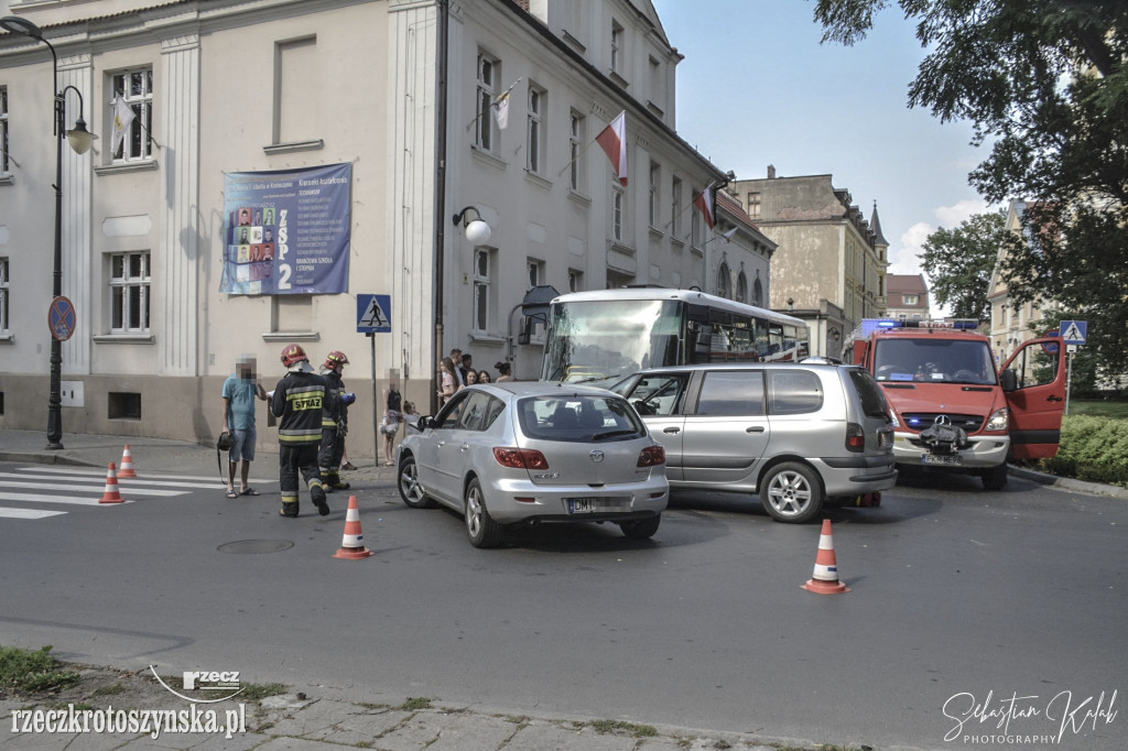 Zderzenie autobusu z dwoma samochodami